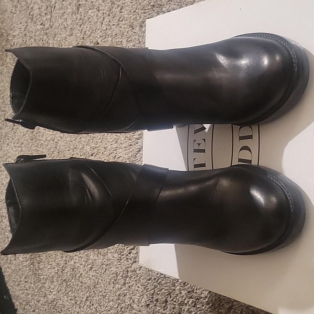 Steve Madden size 8 Black Boot